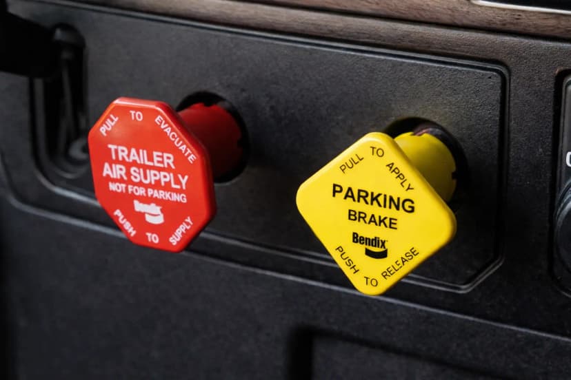 卡车驾驶室中的气刹车供气和驻车制动控制装置