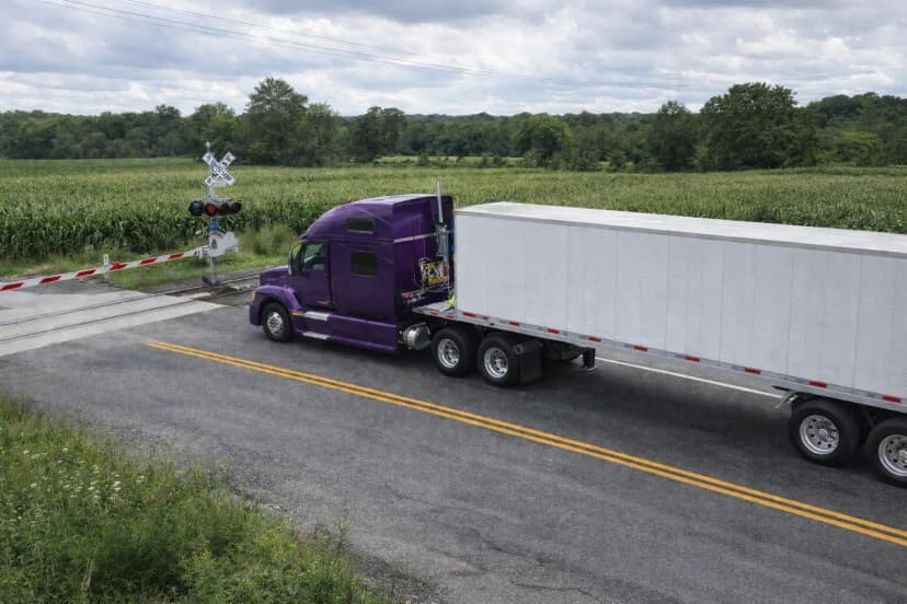 高速公路上的半挂车，代表 CDL 一般知识