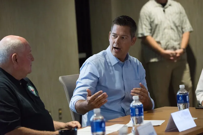 Ministério dos Transportes e FMCSA reforçam controle sobre treinamento e exames de CDL, mirando escolas de CDL