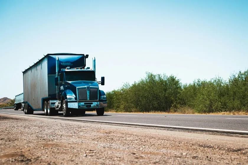 Aurora's Driverless Trucks Hit 1000-Mile Phoenix-Fort Worth Corridor: Focus on Speed, Safety Debate, and Regulatory Questions