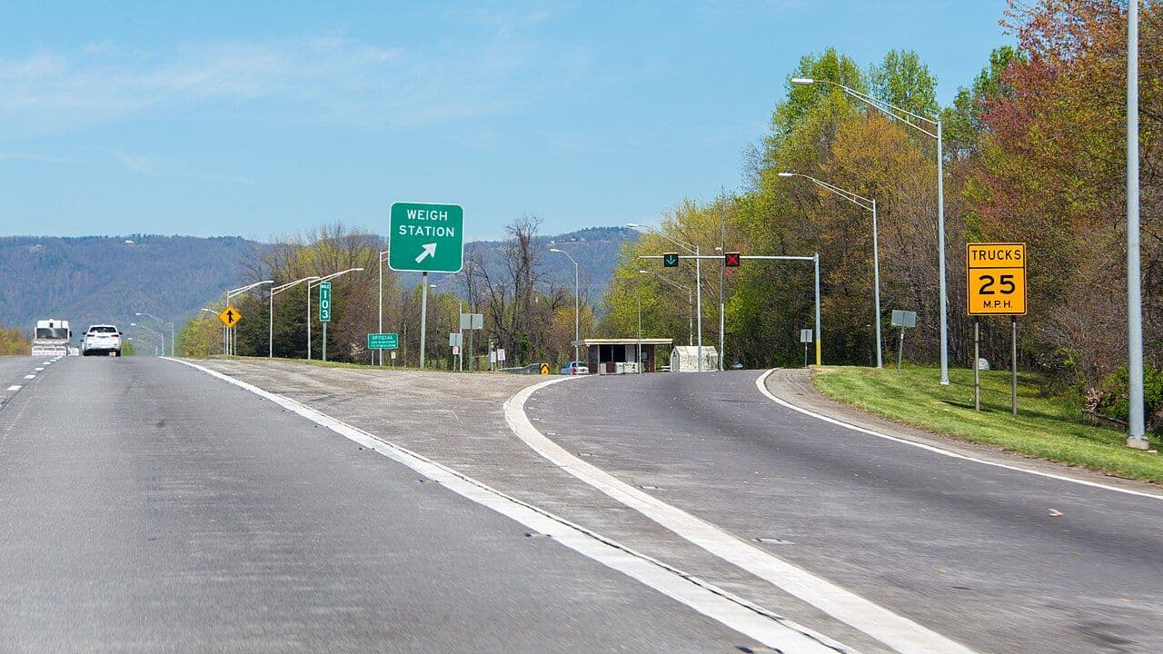 Em Iowa, ICE usa estações de pesagem nas estradas para identificar e deter motoristas comerciais sem status legal