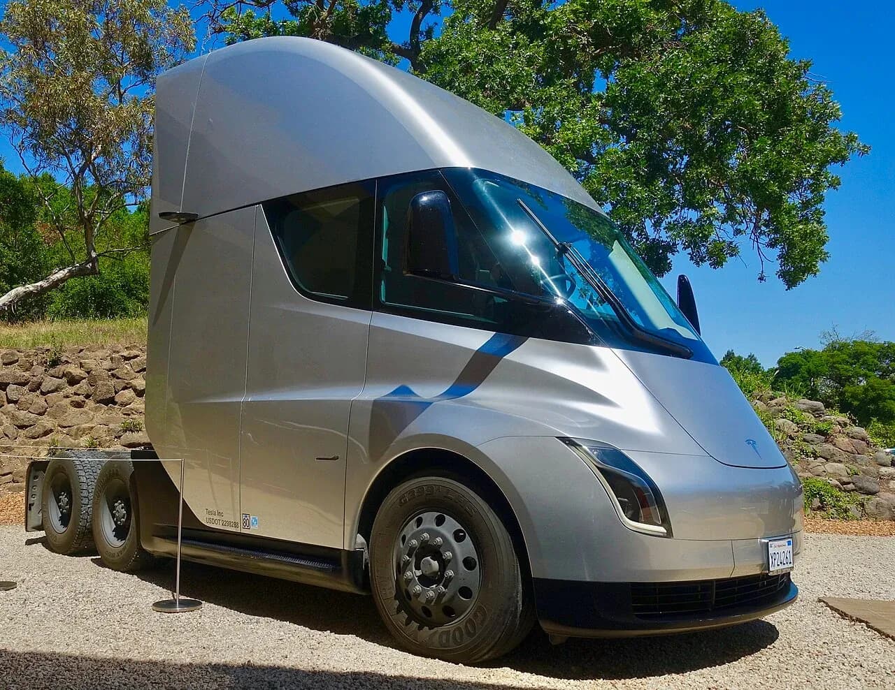 Pilot va Tesla AQShdagi Asosiy Yuk Koridorlarida Tesla Semi uchun Zaryad Stansiyalarini Quradi